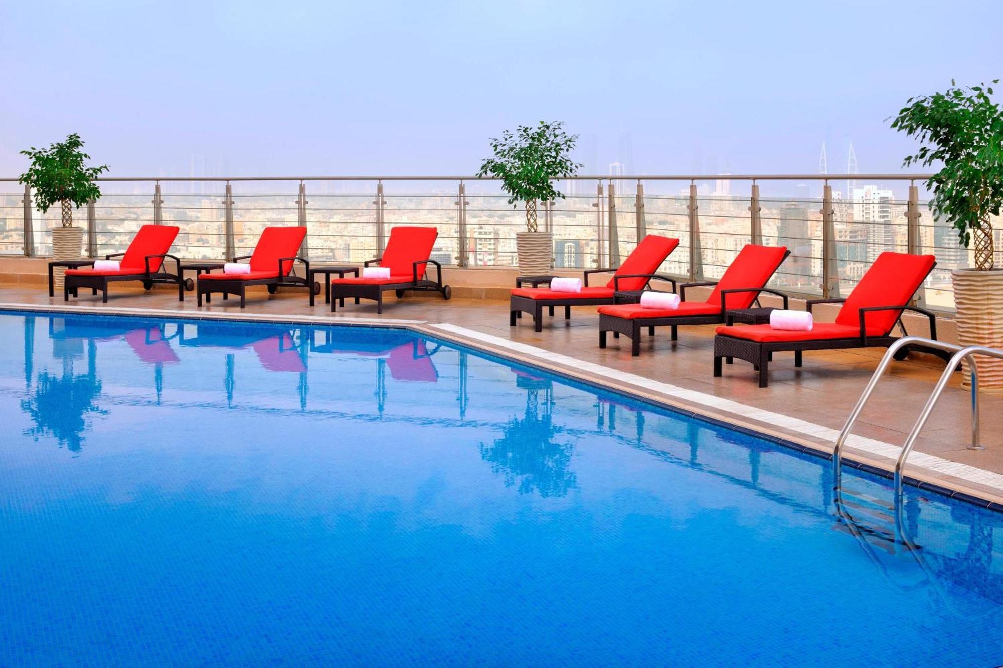 Marriott Executive Apartments Manama, Bahrain Экстерьер фото Pool at the Westin