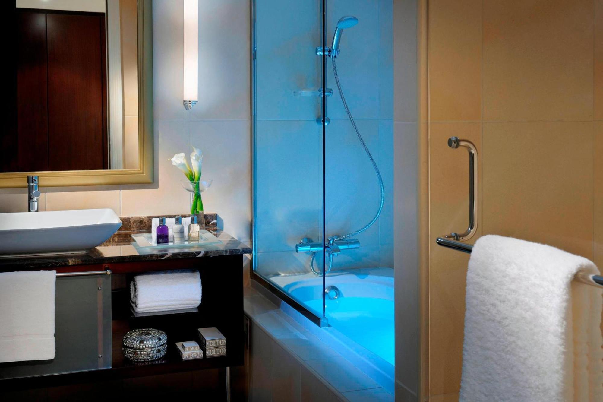 Marriott Executive Apartments Manama, Bahrain Экстерьер фото A shower with a fixed shower head and a handheld shower head