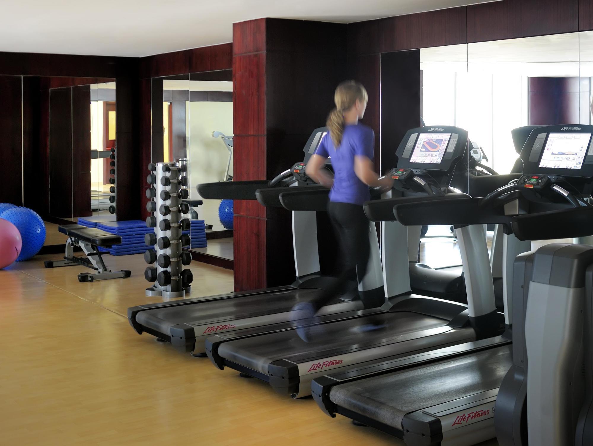 Marriott Executive Apartments Manama, Bahrain Экстерьер фото A treadmill