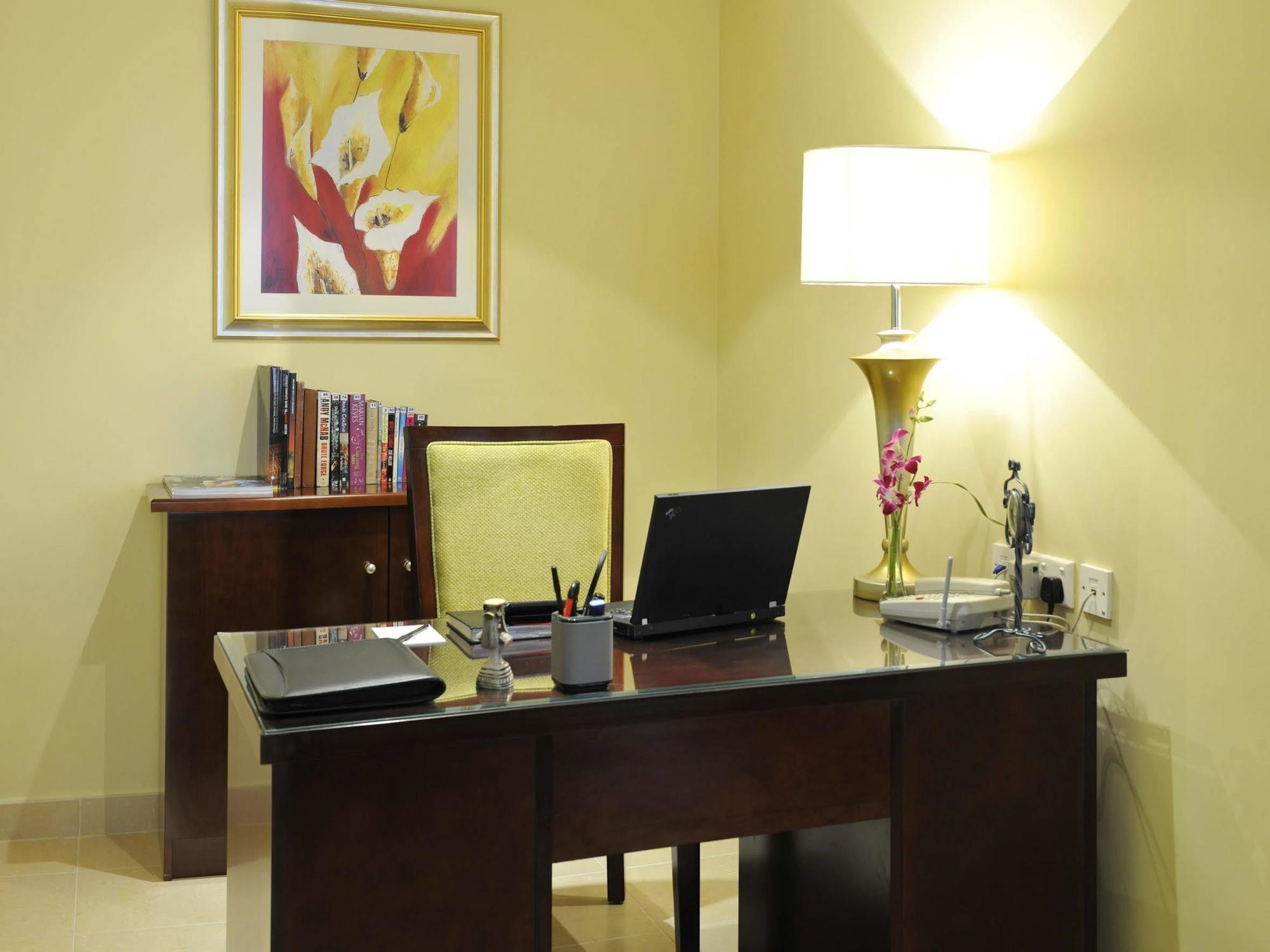 Marriott Executive Apartments Manama, Bahrain Экстерьер фото A typical office at the hotel